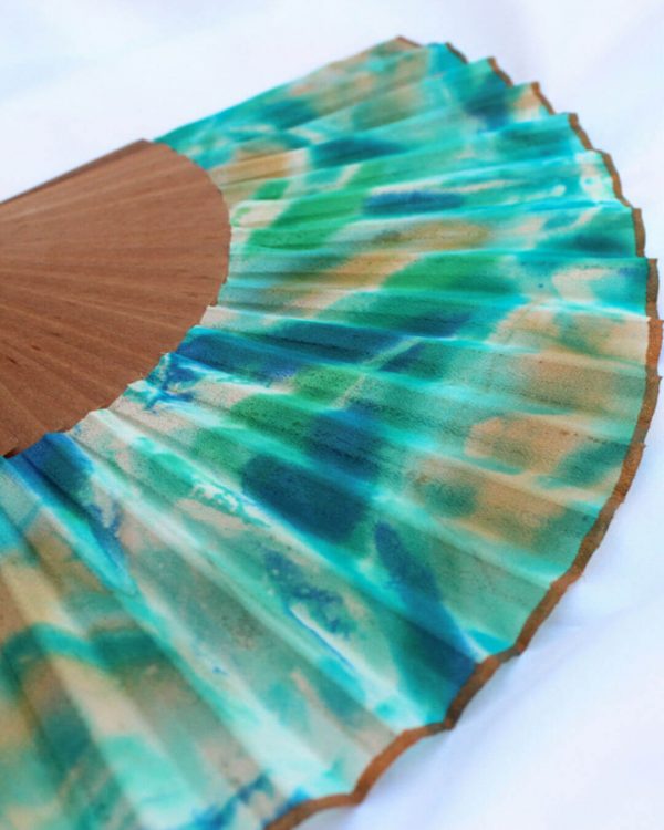 Abanico artesanal pintado a mano «Mar de Azules»