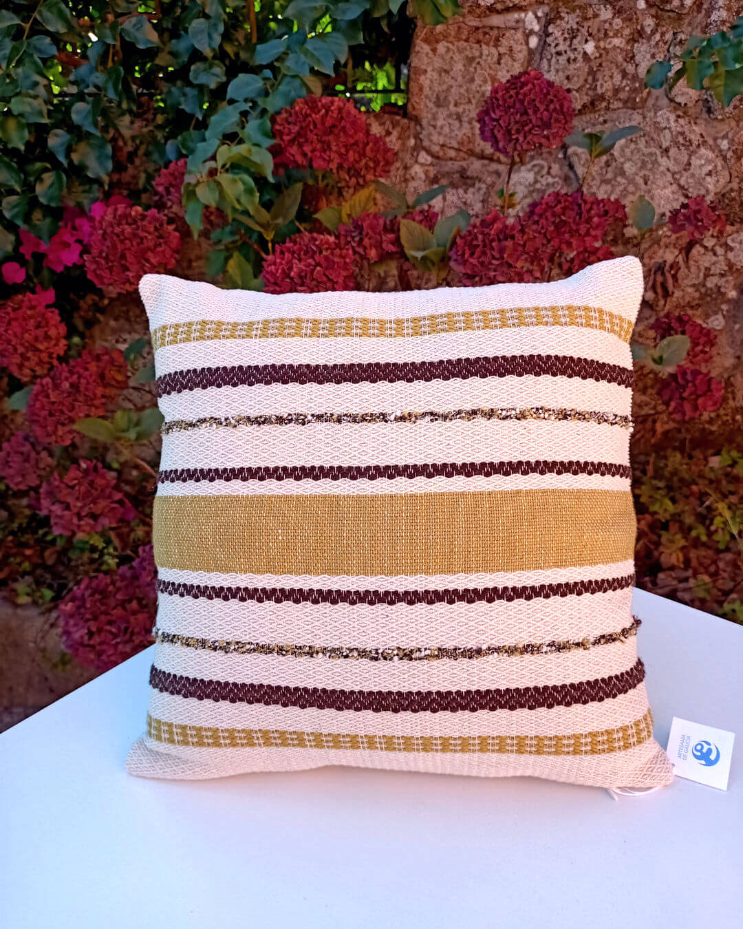 Funda de cojín tejida en algodón, lino y lana de Sandra Bastón - Artesanía textil